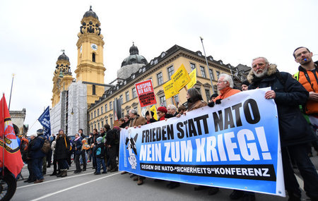 Tausende Menschen demonstrierten am Samstag in München gegen die... Tausende Menschen demonstrierten am Samstag in München gegen die...