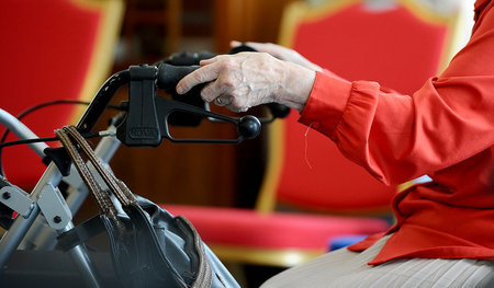 Teilnehmerin eines Rollatoren-Tanzkurses bei Pro-Seniore in Biet... Teilnehmerin eines Rollatoren-Tanzkurses bei Pro-Seniore in Biet...