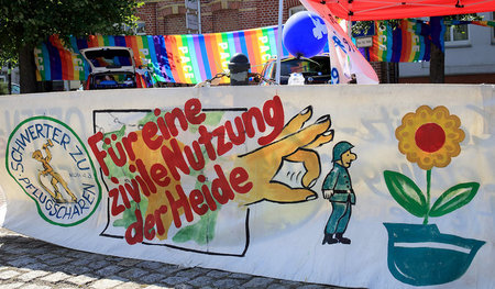 Protest gegen den Gefechtsplatz der Bundeswehr in der Colbitz-Le... Protest gegen den Gefechtsplatz der Bundeswehr in der Colbitz-Le...
