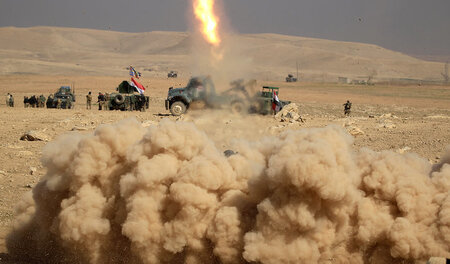 Mossul unter Beschuss: Irakische Artillerie feuert auf die Großs... Mossul unter Beschuss: Irakische Artillerie feuert auf die Großs...