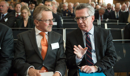 Bundesinnenminister Thomas de Maizière (r., CDU) und Karl-Heinz ...