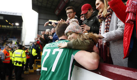 Kleiner Verein, ganz groß: Jamie McCombe von Lincoln City feiert... Kleiner Verein, ganz groß: Jamie McCombe von Lincoln City feiert...