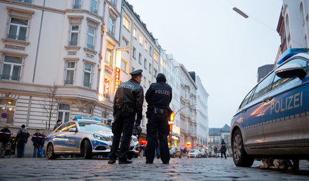 Polizeibeamte sichern in Hamburg einen Tatort (1. Februar 2017) Polizeibeamte sichern in Hamburg einen Tatort (1. Februar 2017)