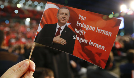 Auf dem Weg zur Präsidialdiktatur: Anhänger von Recep Tayyip Erd... Auf dem Weg zur Präsidialdiktatur: Anhänger von Recep Tayyip Erd...