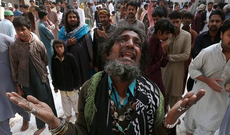 Trauer und Entsetzen nach dem Anschlag auf einen Sufi-Schrein am... Trauer und Entsetzen nach dem Anschlag auf einen Sufi-Schrein am...
