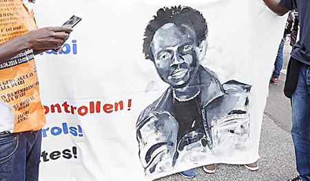 Ein Banner in Gedenken an Jaja Diabi