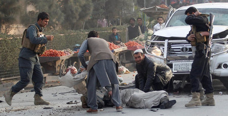 Nach einer Bombenexplosion wird ein Verletzter im afghanischen D...