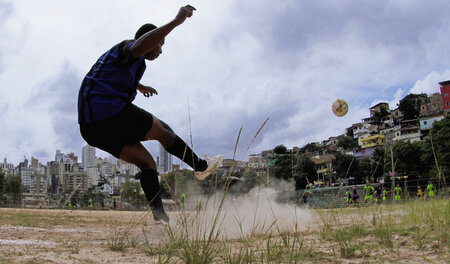 Auf dem Bolzer nur so aus Daffke. Und hinterher bis zum Schlafen...