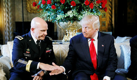 Bereit für den nächsten Krieg: Donald Trump stellt der Presse se...