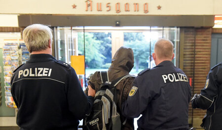 Beamte der Bundespolizei bringen im August 2015 auf dem Bahnhof ...