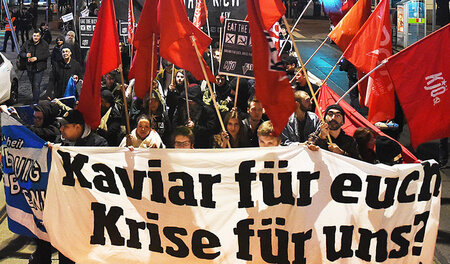 Mitglieder der Kommunistischen Jugend Österreichs am Donnerstag ...