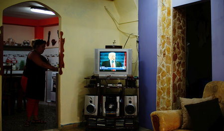 Eine Kubanerin verfolgt am 20. Januar im Fernsehen die Antrittsr...