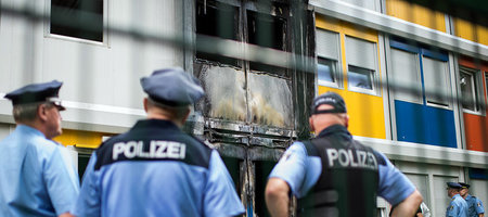 Ein Molotowcocktail flog am 8. August 2016 durch ein Fenster ein...