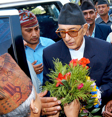 Blumen für Premier Koirala