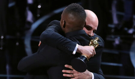 Kein Scherz: Der »La-La-Land«-Produzent umarmt den »Moonlight«-S...