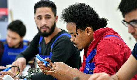 Der Flüchtling Henok Jared (r) aus Eritrea und Mohammad Kher Har...