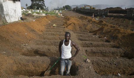 Arme sterben früher: Friedhof in Sierra Leone während der Ebola-...
