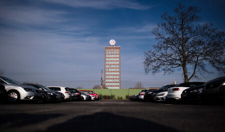 Konzernzentrale: Noch ist der Himmel über Wolfsburg für VW nicht...