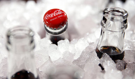 Um kühle Coke kümmert sich der Brausekonzern, um einen coolen Um...
