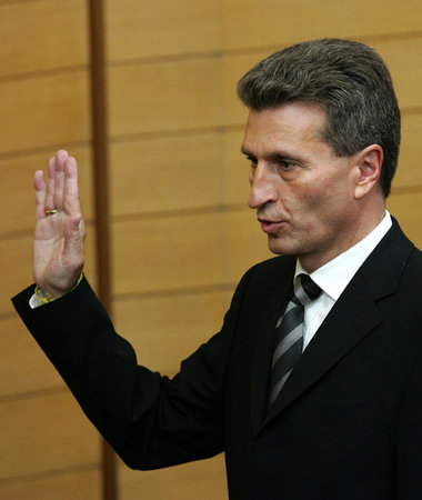 Old Schwurhand: Günther Oettinger weiß nichts von Rechten in Wei... Old Schwurhand: Günther Oettinger weiß nichts von Rechten in Wei...