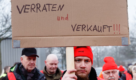 Warnstreik gegen die geplante Autobahnprivatisierung im Landesbe...