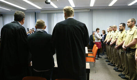 Foto oben: Michael Rosenthal (vorne links) mit seinem Mandanten ... Foto oben: Michael Rosenthal (vorne links) mit seinem Mandanten ...