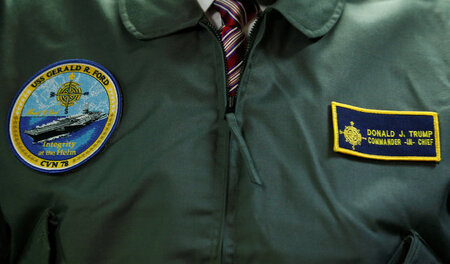 Donald Trump am Donnerstag in einer Uniformjacke als Oberbefehls... Donald Trump am Donnerstag in einer Uniformjacke als Oberbefehls...