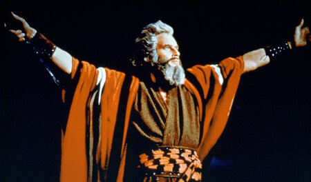 Von Widersacher Ramses gejagt, führt Moses die Hebräer aus der ä... Von Widersacher Ramses gejagt, führt Moses die Hebräer aus der ä...