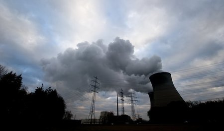 AKW Gundremmingen, 2012: Die beiden Siedewasserreaktoren des Kra... AKW Gundremmingen, 2012: Die beiden Siedewasserreaktoren des Kra...
