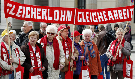 Equal Pay Day 2014 in Berlin: Frauen fordern wie jedes Jahr ein ...