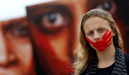 Selbst entscheiden können: Aktivistin bei Protesten gegen Vergew... Selbst entscheiden können: Aktivistin bei Protesten gegen Vergew...