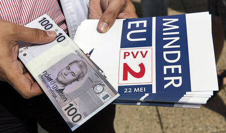 PVV-Wahlkämpfer wirbt 2014 mit gefakten 100-Gulden-Scheinen, auf... PVV-Wahlkämpfer wirbt 2014 mit gefakten 100-Gulden-Scheinen, auf...