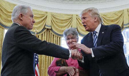 »Jeff« Sessions, dessen Ehefrau Mary und Donald Trump am 9. Febr... »Jeff« Sessions, dessen Ehefrau Mary und Donald Trump am 9. Febr...