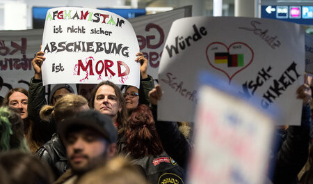 Der Bayerische Flüchtlingsrat demonstrierte am 22. Februar am Fl... Der Bayerische Flüchtlingsrat demonstrierte am 22. Februar am Fl...