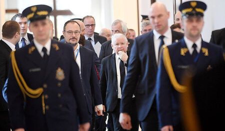 Kann durchmarschieren: PiS-Chef Jaroslaw Kaczynski (Mitte) am 11...