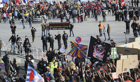 Durch Absperrungen voneinander getrennt: Rund 400 Teilnehmer ein...