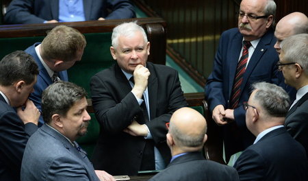 Jaroslaw Kaczynski im Gespräch mit Abgeordneten im polnischen Pa...