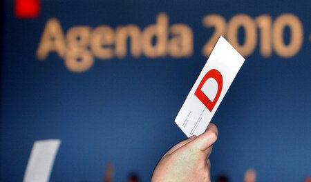 Der damalige Bundeskanzler Gerhard Schröder setzte den Genossen ...