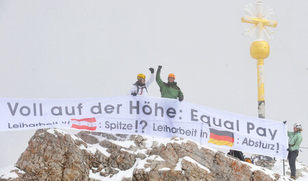 Ver.di-Mitglieder protestieren auf der Zugspitze gegen die schle...
