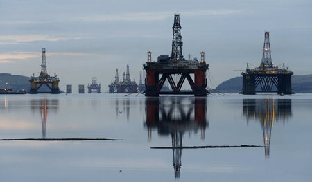 Bohrtürme vor der Küste des schottischen Invergordon (27. Januar...