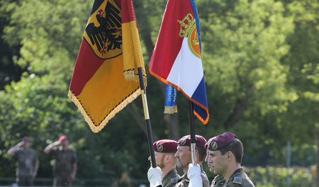 Vorreiterrolle: Deutsche und niederländische Soldaten marschiere...