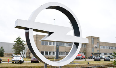 Ein Opel-Logo steht am Werk des Autobauers in Kaiserslautern (6....