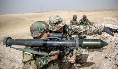 Ausbildung kurdischer Peschmerga durch Bundeswehr-Soldaten. Die ...