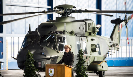 Ursula von der Leyen (CDU) am Militärflughafen Köln-Wahn (7. Jan...