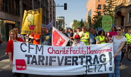 Beschäftigte der Charité Facility Management (CFM) ziehen zum Ro...
