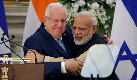 Israels Präsident Reuven Rivlin (links) und Indiens Premierminis...