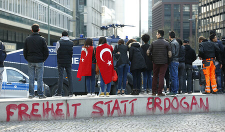 Im April wird über die Einführung einer Präsidialdiktatur in der...