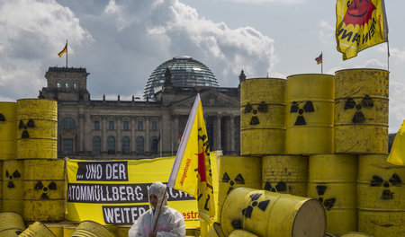Protest von Atomkraftgegnern vor dem Reichstagsgebäude in Berlin...