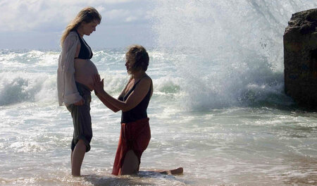 Am Strand bewundert eine Passantin die schwangere Mousse: »Rückk... Am Strand bewundert eine Passantin die schwangere Mousse: »Rückk...