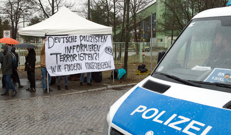 Aktivisten erinnerten am Dienstag beim Prozessauftakt an Kontakt... Aktivisten erinnerten am Dienstag beim Prozessauftakt an Kontakt...